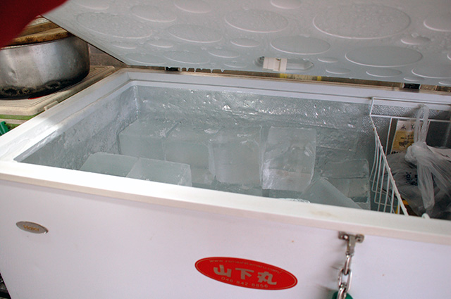 角氷の入った船宿前にある大型冷凍庫