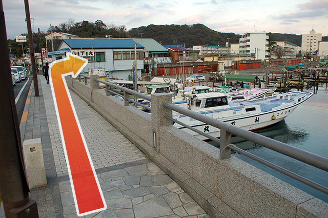 横断歩道を渡ってすぐ左側が山下丸