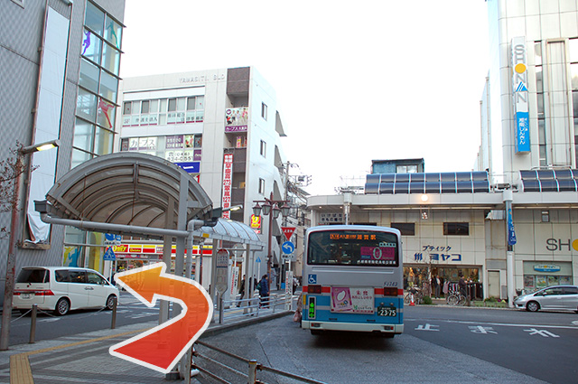 階段を下りて、バスターミナル先の駅前通りを左